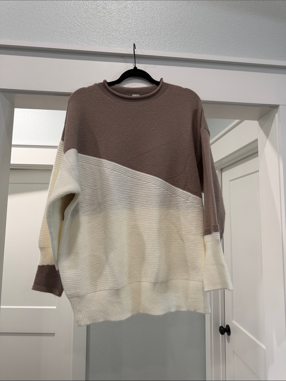 Women’s Colorblock Crewneck Sweater in Brown and Cream